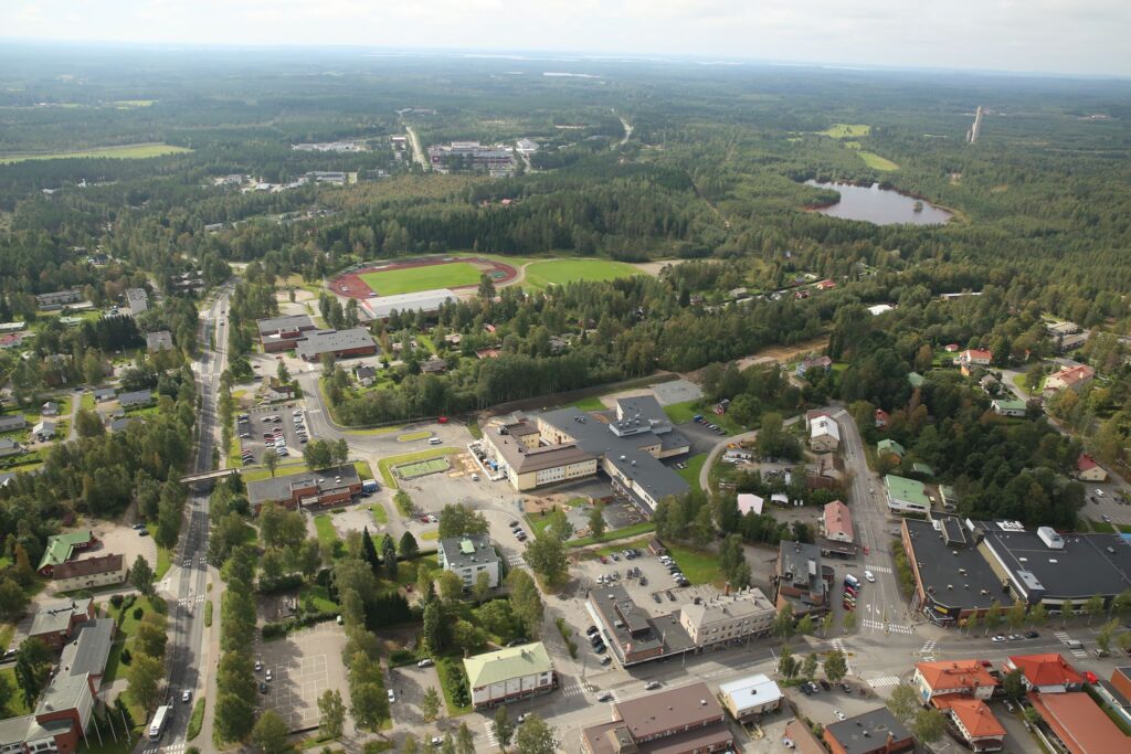 Ilmakuva, jossa näkyy mm. Kummun Koulu ja Matovaaran urheilukenttä.