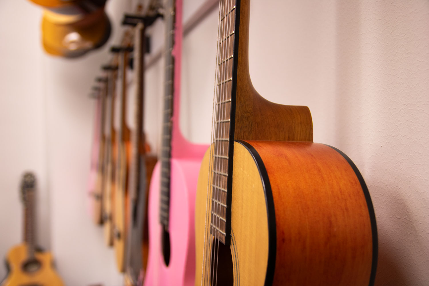 Kitarat roikkuvat seinällä musiikkiluokassa.
