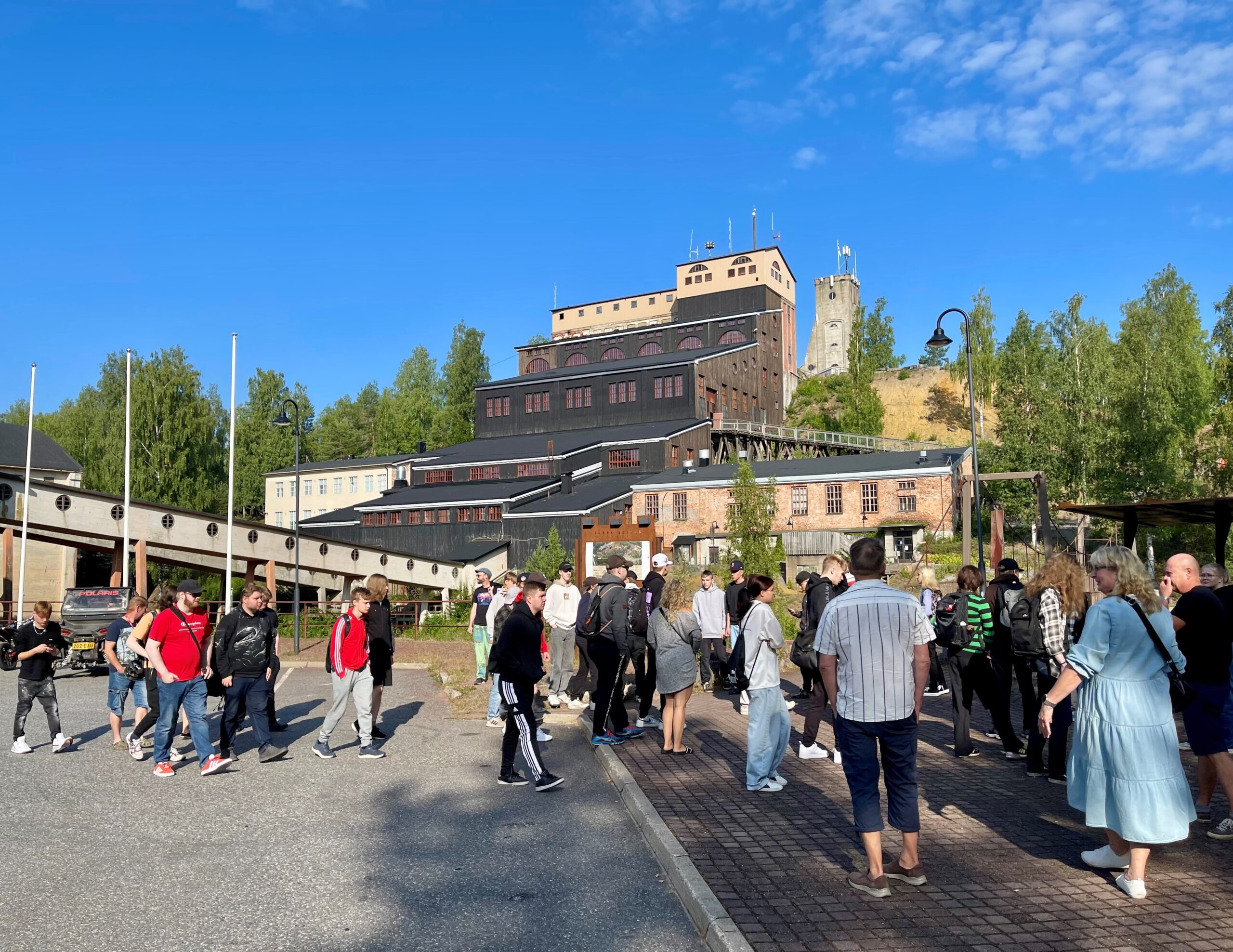 Riverialaisten Outokumpu-kierros alkoi aamulla vanhalta Kaivokselta, jossa onkin paljon nähtävää. Oppaana toimi kulttuurituottaja Esko Vihava.