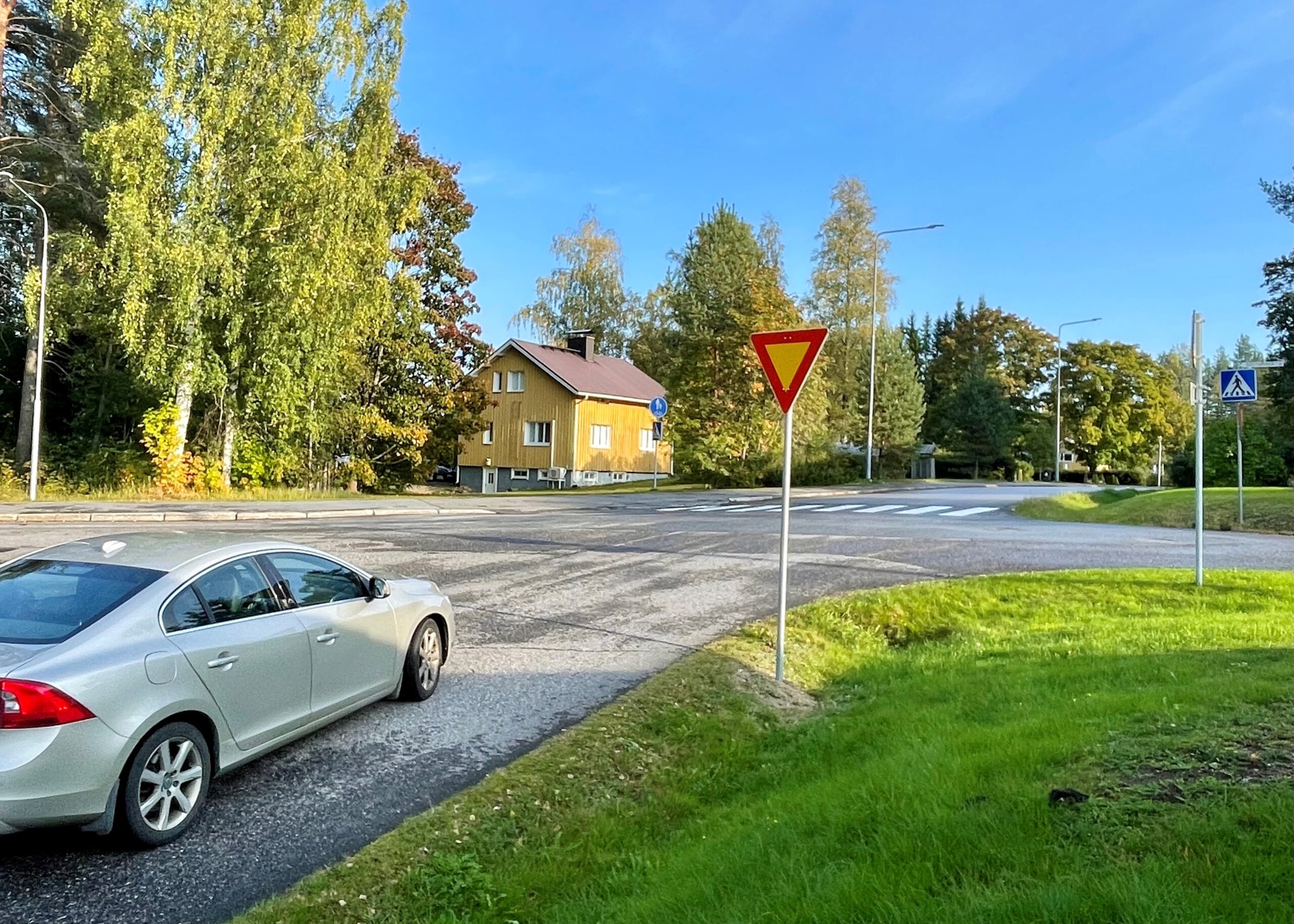 Pohjoiskaari-Louhelankatu risteysalueen väistämisvelvollisuus on muuttunut