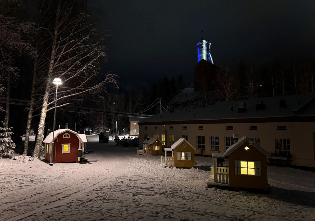 Vanhan Kaivoksen leikkimökkikylä kutsuu kurkistelemaan ikkunoista satujen ja tarinoiden maailmaan.