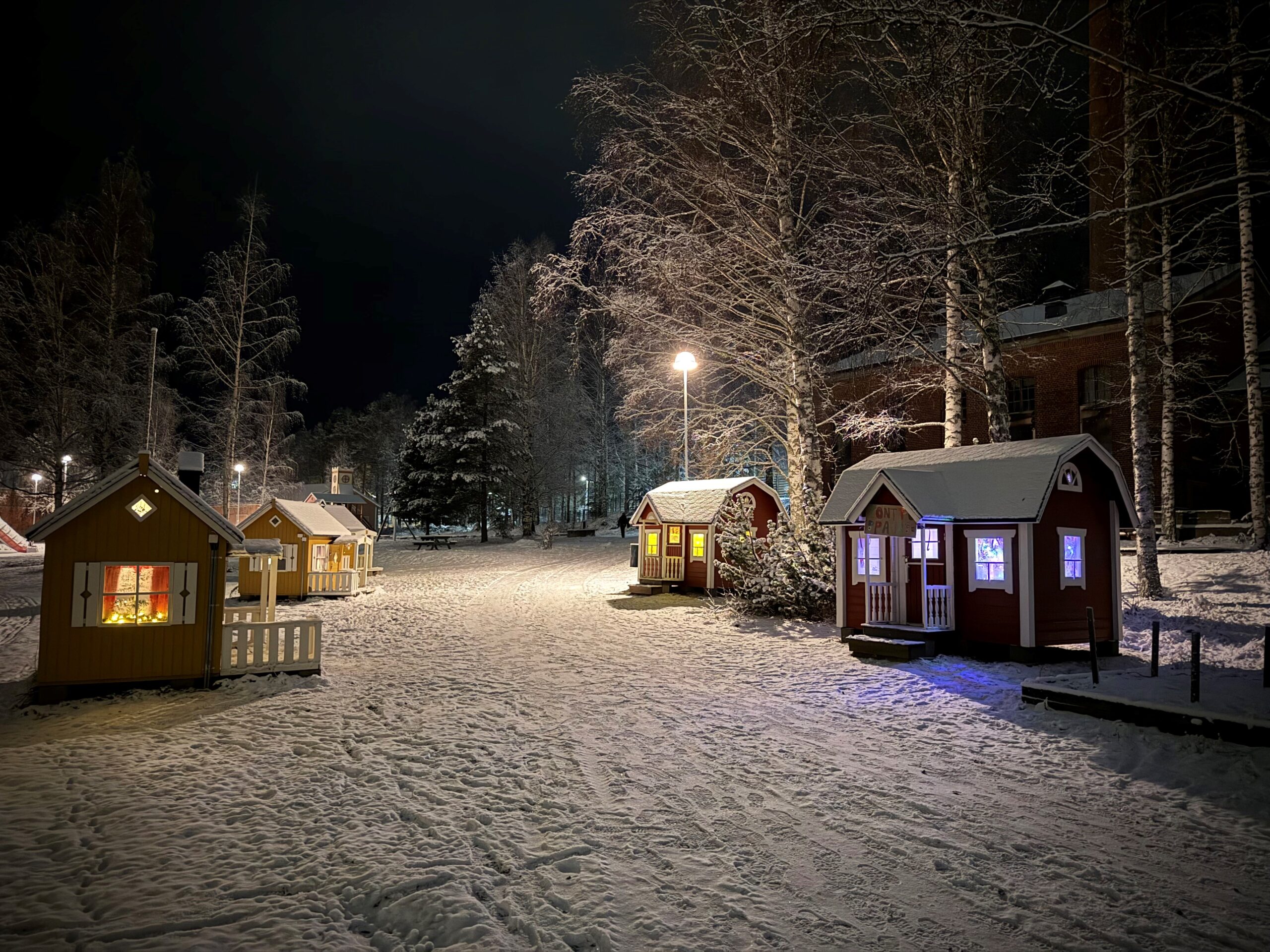 Joluvalot syttyivät leikkimökkikylässä — kurkista satumaisiin minimaailmoihin!