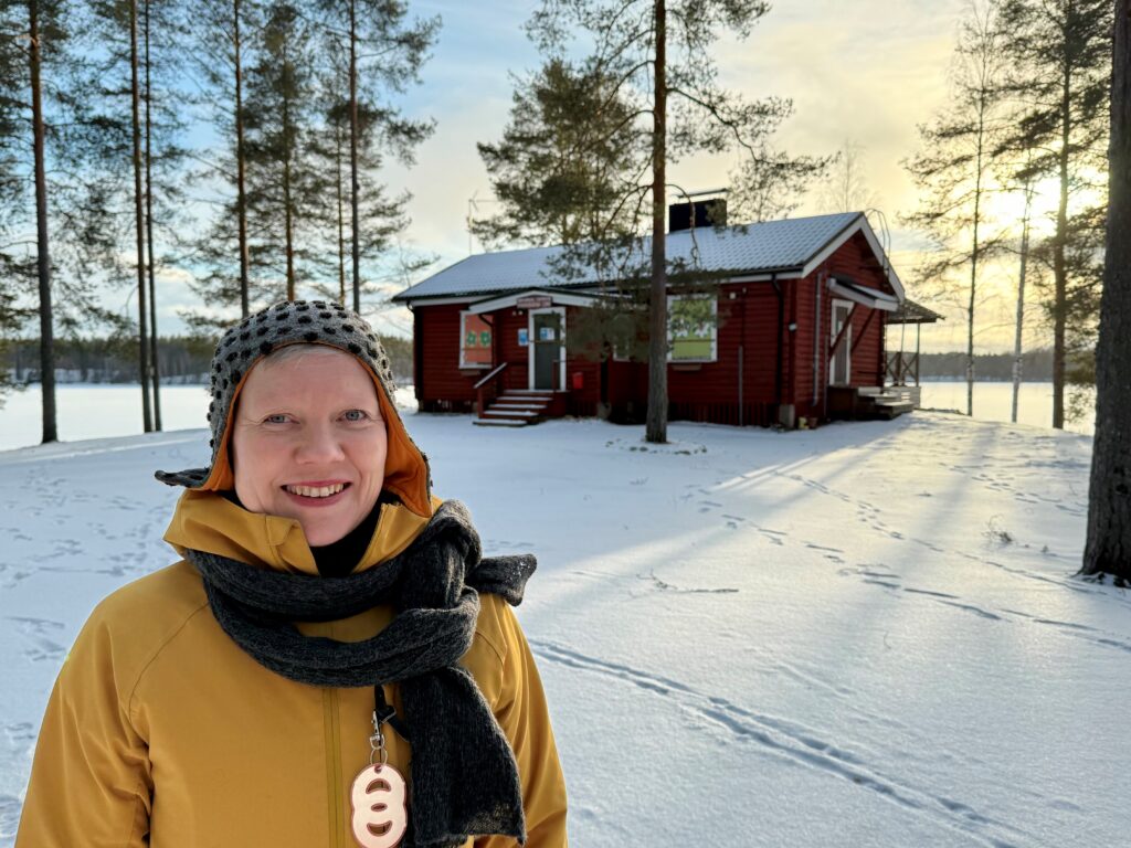 Anne Hyvärinen ja taustalla Kaunisniemen kahvila.